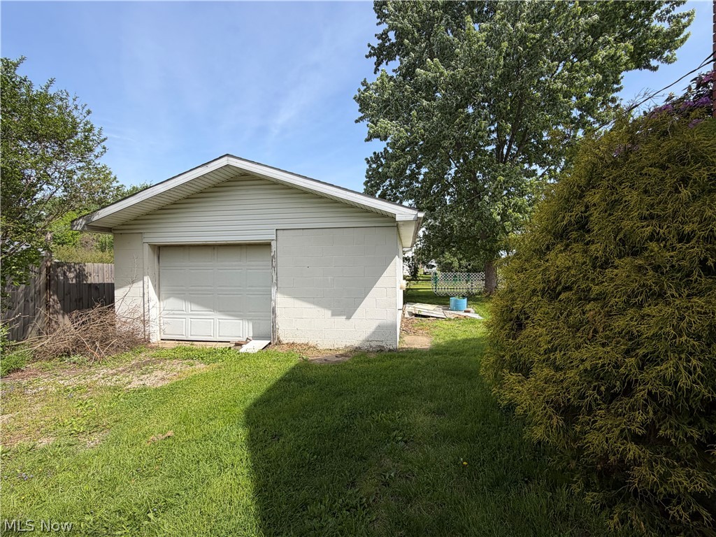 218 S Lawn Drive Newcomerstown OH 43832