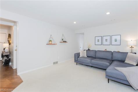 5504 Lansbury Lane Lyndhurst OH 44124