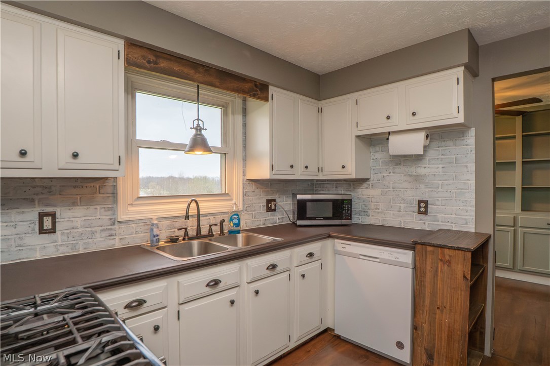 10288 Hunting Hills Avenue NE Hartville OH 44632