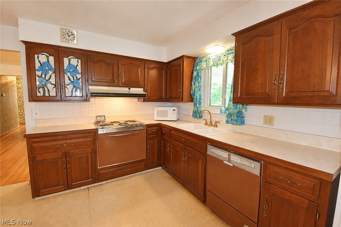 1634 Parkview Drive Seven Hills OH 44131