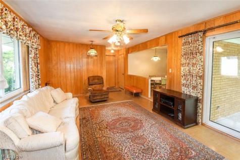 1634 Parkview Drive Seven Hills OH 44131