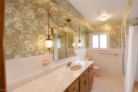 1634 Parkview Drive Seven Hills OH 44131