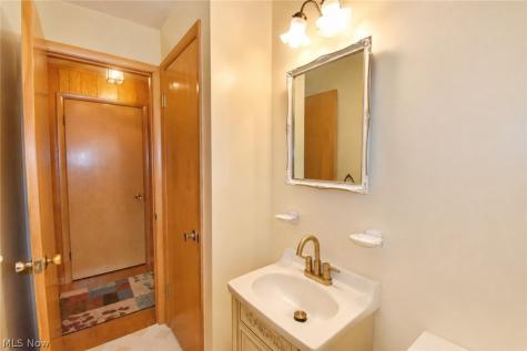 1634 Parkview Drive Seven Hills OH 44131