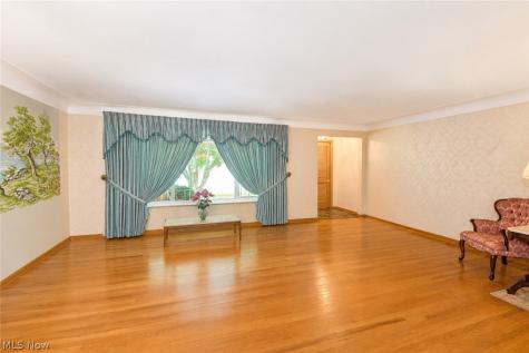 1634 Parkview Drive Seven Hills OH 44131
