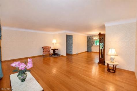 1634 Parkview Drive Seven Hills OH 44131