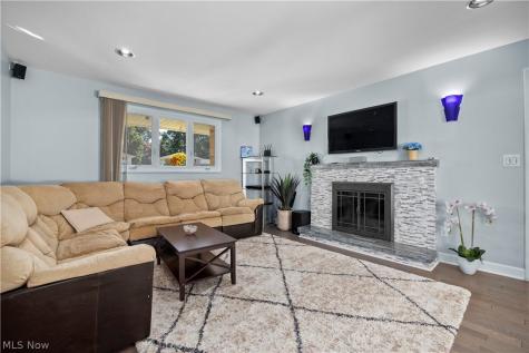 837 E Dartmoor Avenue Seven Hills OH 44131