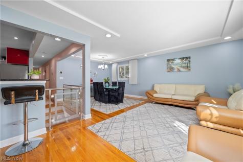 837 E Dartmoor Avenue Seven Hills OH 44131