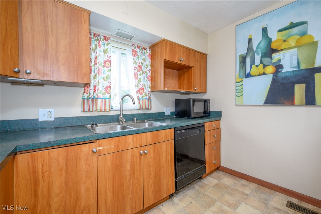 2424 Hennetta Avenue Akron OH 44320