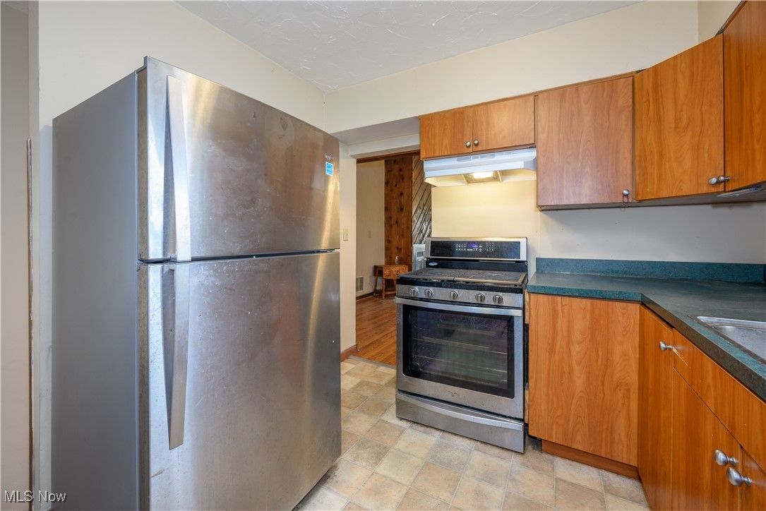 2424 Hennetta Avenue Akron OH 44320