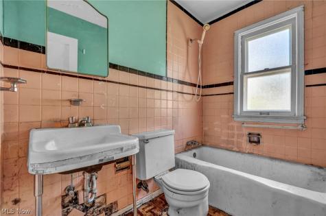 718 E 343rd Street Eastlake OH 44095