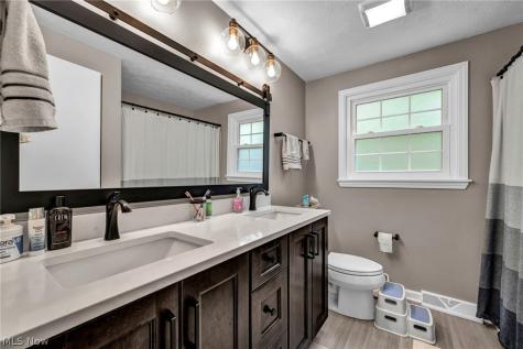 16561 N White Oaks Drive Strongsville OH 44136