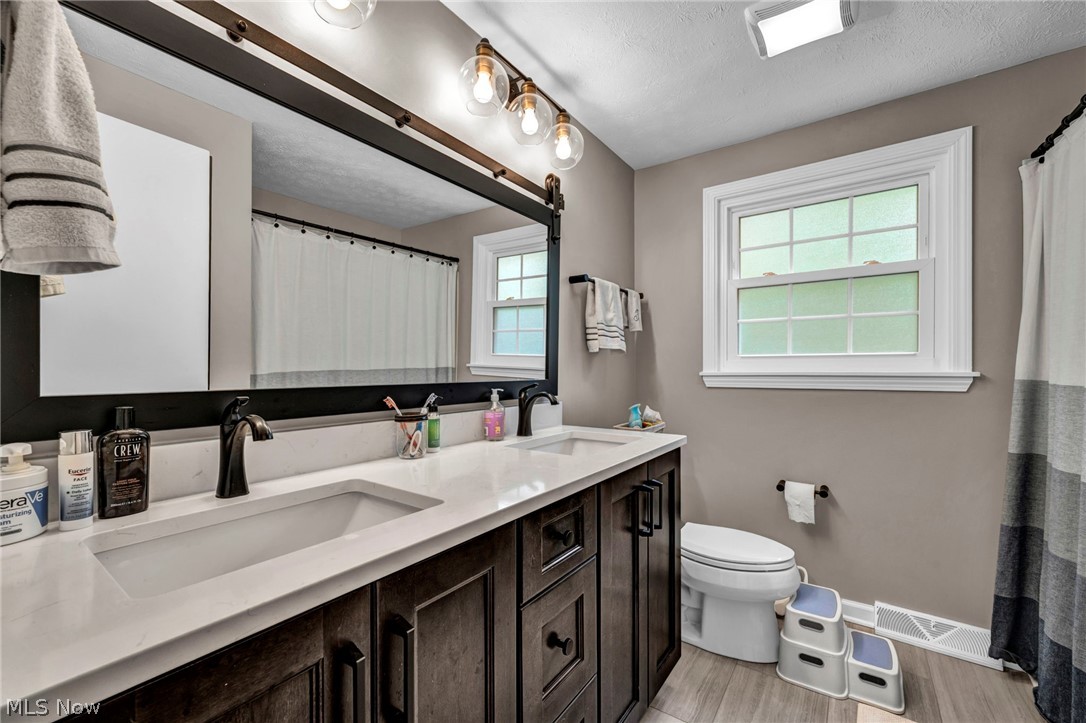 16561 N White Oaks Drive Strongsville OH 44136