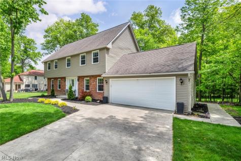 16561 N White Oaks Drive Strongsville OH 44136