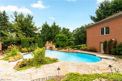 2389 Amberwood Circle NE Massillon OH 44646