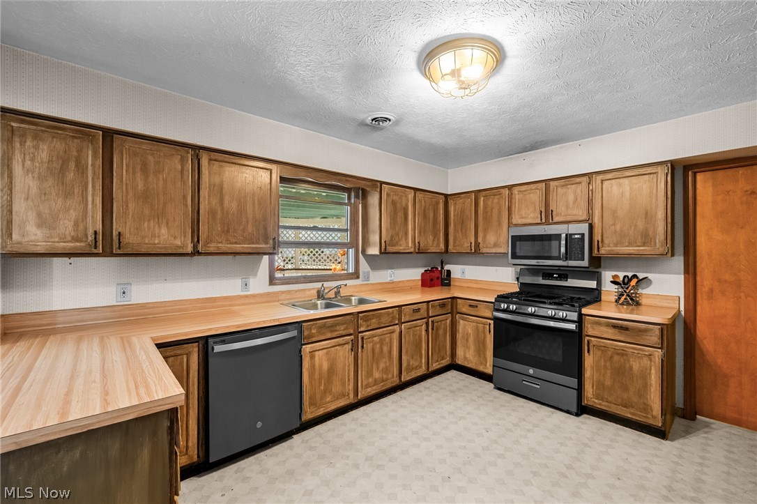 5412 Pin Oak Circle Sheffield OH 44054