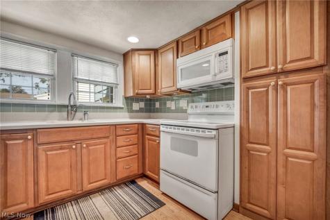 1002 E 331st Street Eastlake OH 44095