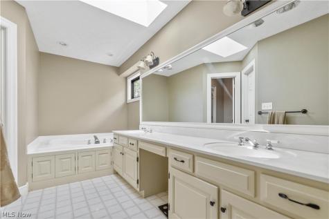 11121 Geib Avenue NE Hartville OH 44632