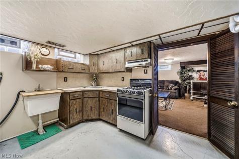 7506 Traymore Avenue Cleveland OH 44144