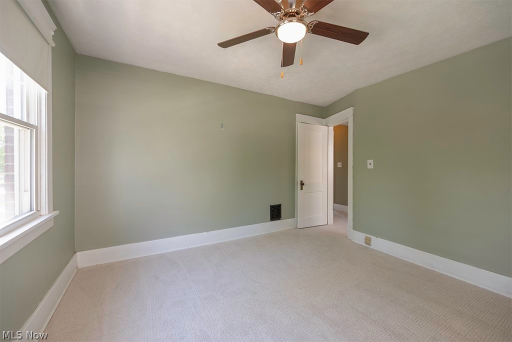 227 Roselawn Avenue NE Warren OH 44483