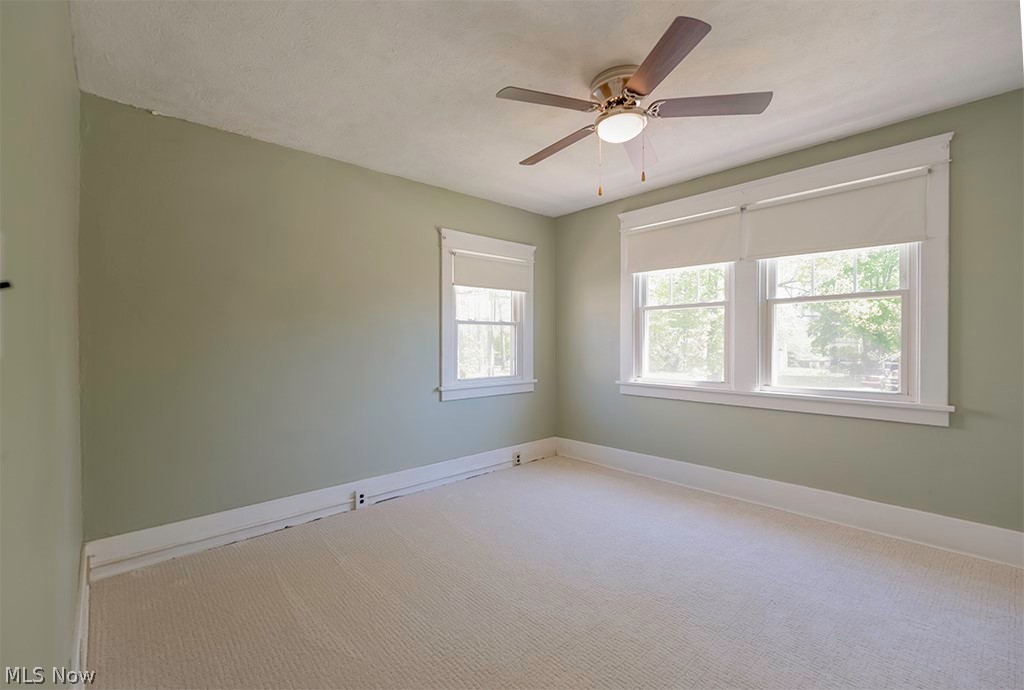 227 Roselawn Avenue NE Warren OH 44483