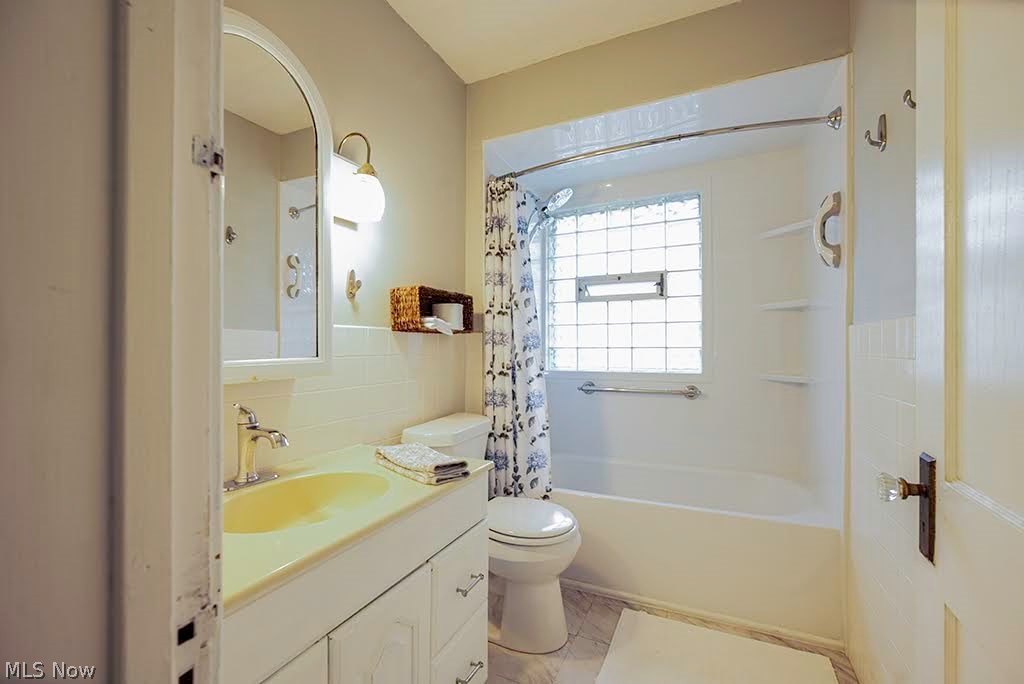 227 Roselawn Avenue NE Warren OH 44483