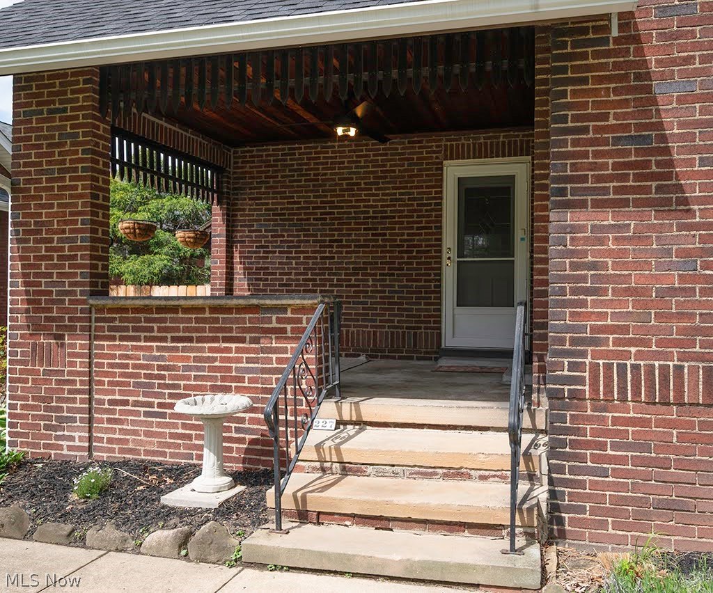 227 Roselawn Avenue NE Warren OH 44483