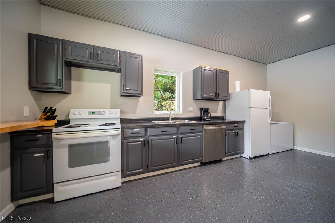 5643 Schilling NW Road New Philadelphia OH 44663