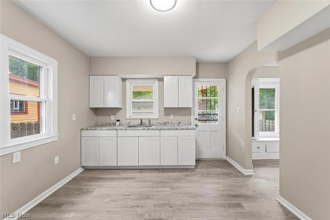 13405 Thornhurst Garfield Heights OH 44105