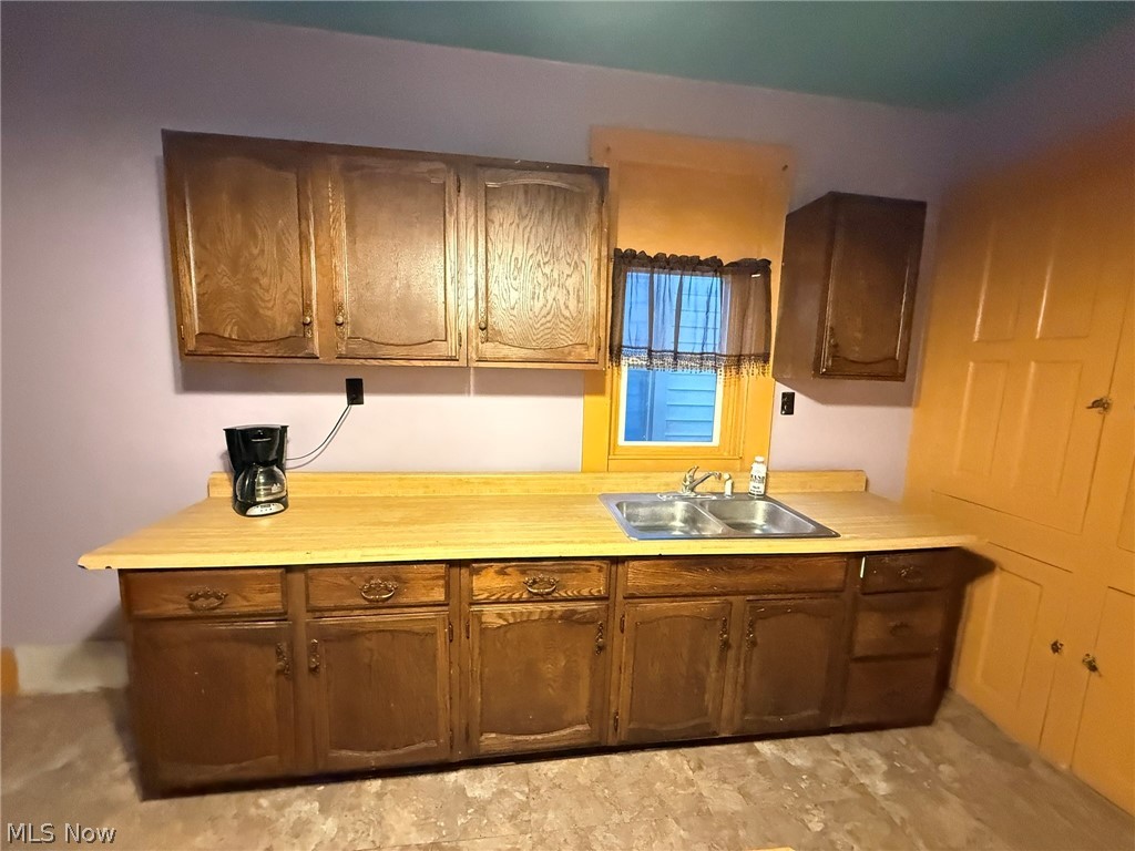 525 N Dawson Street Uhrichsville OH 44683