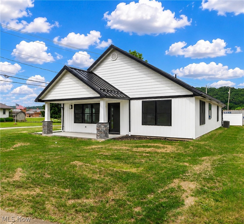 1545 Roanoke Avenue Uhrichsville OH 44683