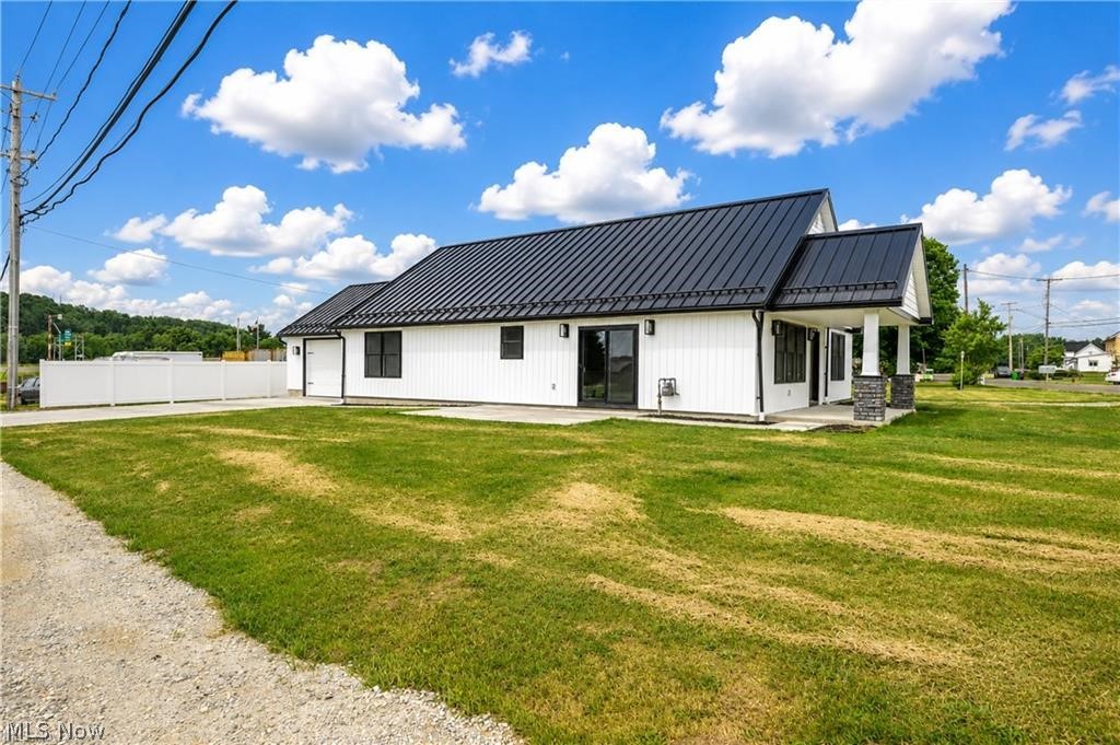 1545 Roanoke Avenue Uhrichsville OH 44683
