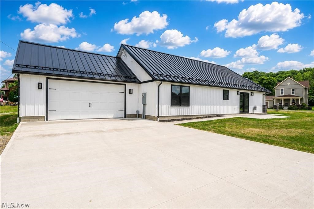1545 Roanoke Avenue Uhrichsville OH 44683