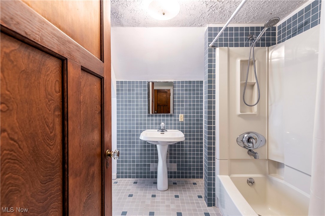 3296 Grenway Road Shaker Heights OH 44122