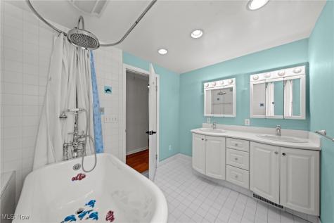 2745 Green Road Shaker Heights OH 44122