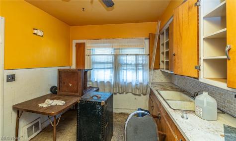 8214 Essen Avenue Parma OH 44129
