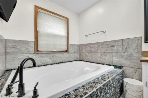 454 E 270th Street Euclid OH 44132