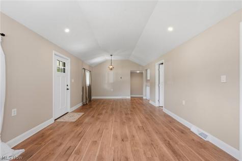 815 E Cassell Avenue Barberton OH 44203