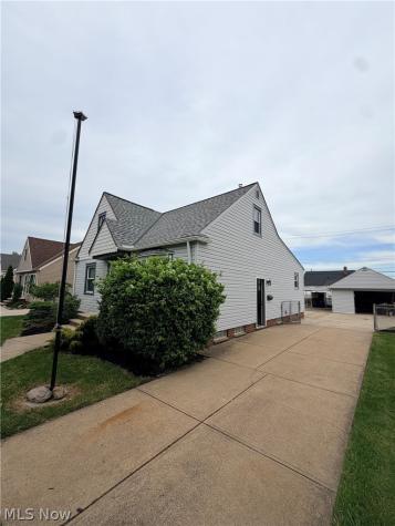 4717 Summer Lane Brooklyn OH 44144