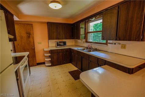 5475 Parks Avenue NE Louisville OH 44641