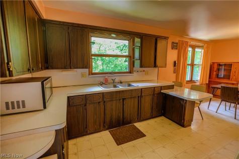 5475 Parks Avenue NE Louisville OH 44641