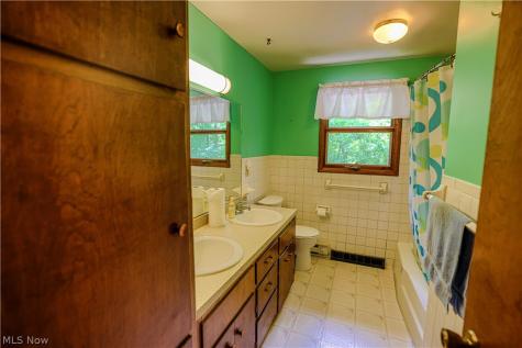 5475 Parks Avenue NE Louisville OH 44641