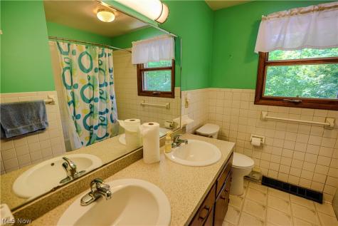5475 Parks Avenue NE Louisville OH 44641