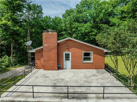 5475 Parks Avenue NE Louisville OH 44641