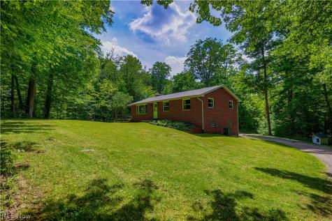 5475 Parks Avenue NE Louisville OH 44641