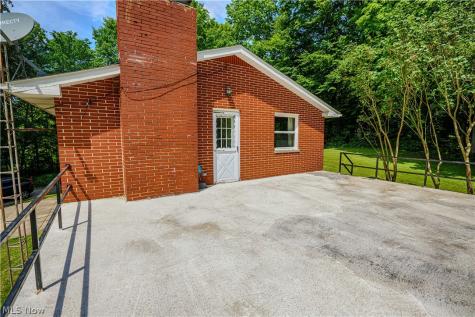 5475 Parks Avenue NE Louisville OH 44641