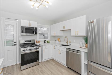 754 Hemlock Drive Euclid OH 44132