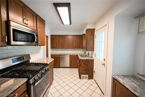 1313 Richmond Road Lyndhurst OH 44124
