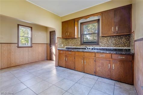 1596 1st Street Youngstown OH 44509