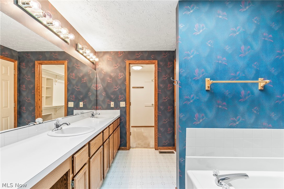 906 Southmoor Circle NE Canton OH 44721
