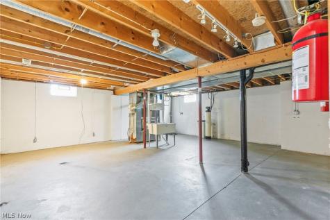 906 Southmoor Circle NE Canton OH 44721